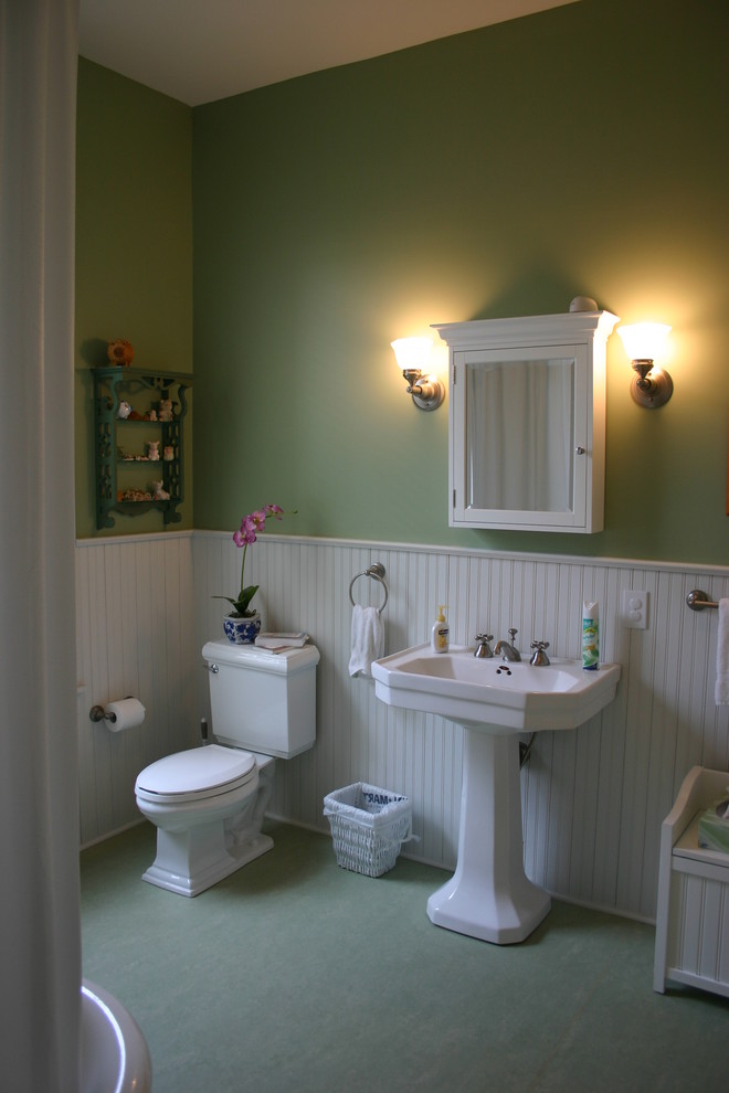 Photo of a traditional bathroom in Columbus with green floor.