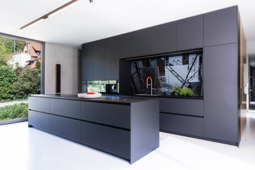 Immagine di un'ampia cucina design con ante lisce, ante nere, top in laminato, paraspruzzi a effetto metallico, paraspruzzi con lastra di vetro, elettrodomestici neri e top nero