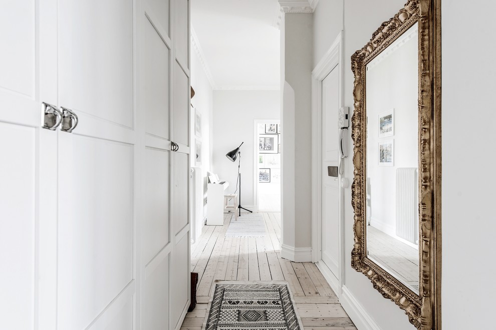 Inspiration for a traditional hallway in Gothenburg.
