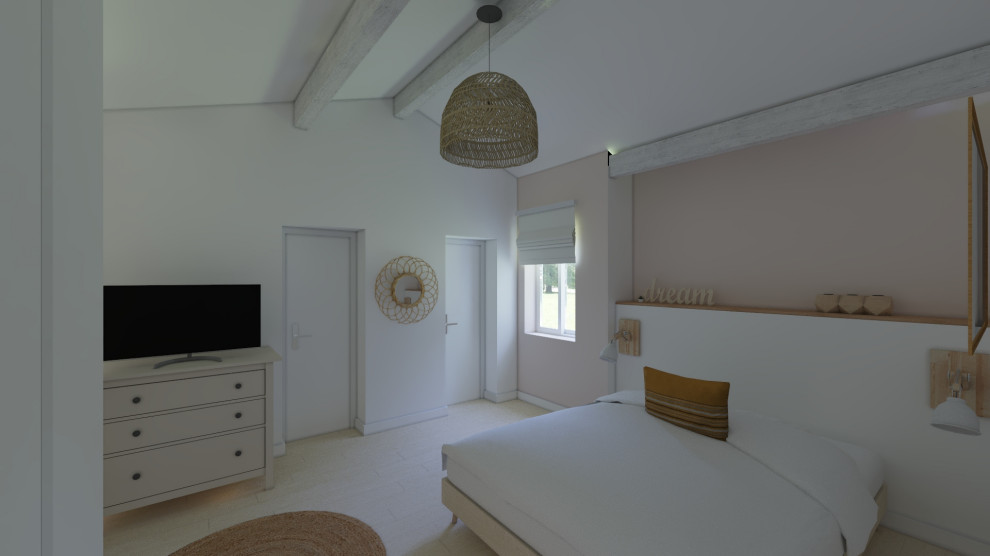 Mediterranes Hauptschlafzimmer mit beiger Wandfarbe, hellem Holzboden und freigelegten Dachbalken in Marseille