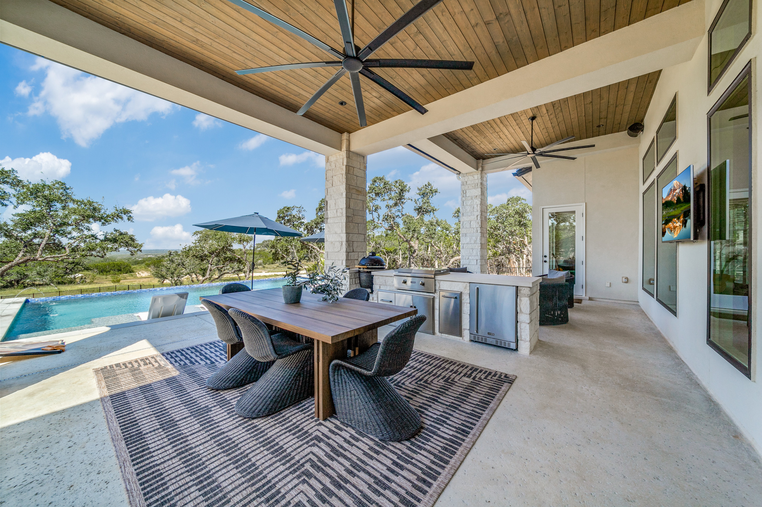 Modern European: 3,830 ft², 4 BR/3 BA/1 ST