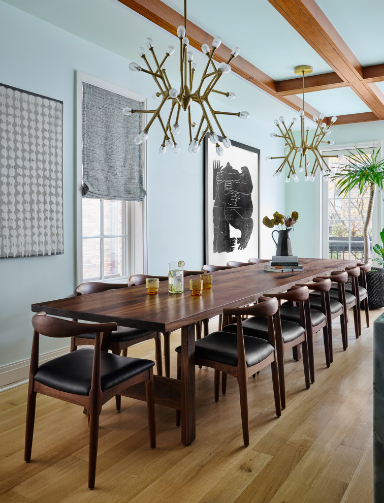 Ispirazione per una sala da pranzo minimal con pareti blu, pavimento in legno massello medio, pavimento marrone e travi a vista