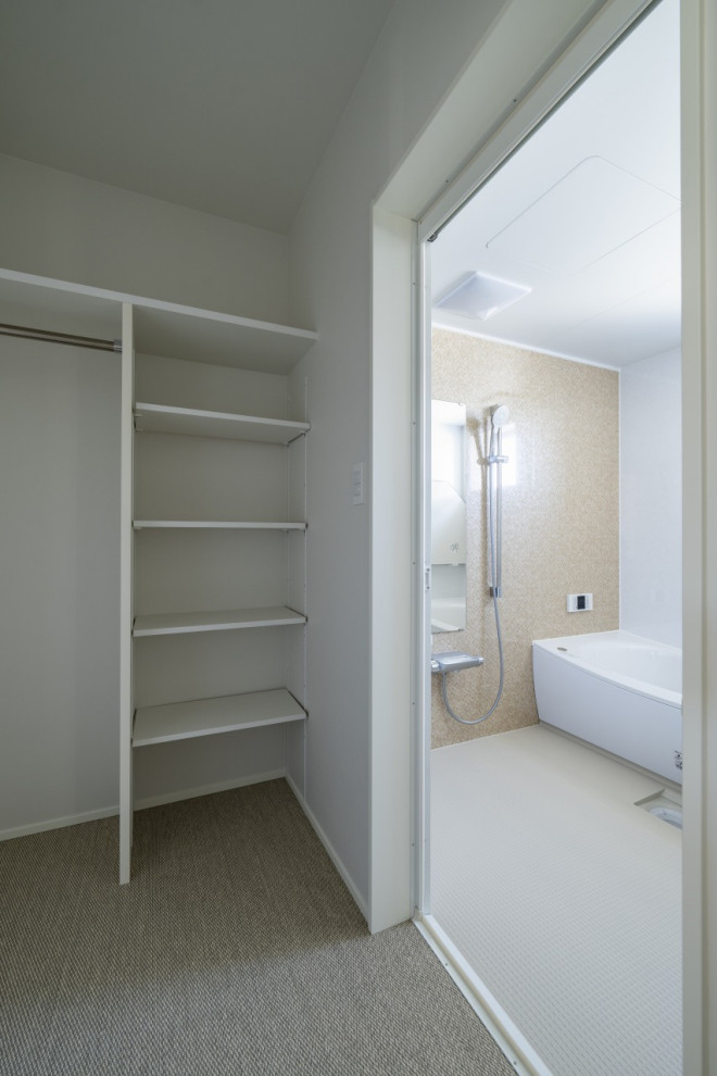 Источник вдохновения для домашнего уюта: ванная комната среднего размера в стиле модернизм с душевой комнатой, белыми стенами, полом из винила, бежевым полом, потолком с обоями и обоями на стенах