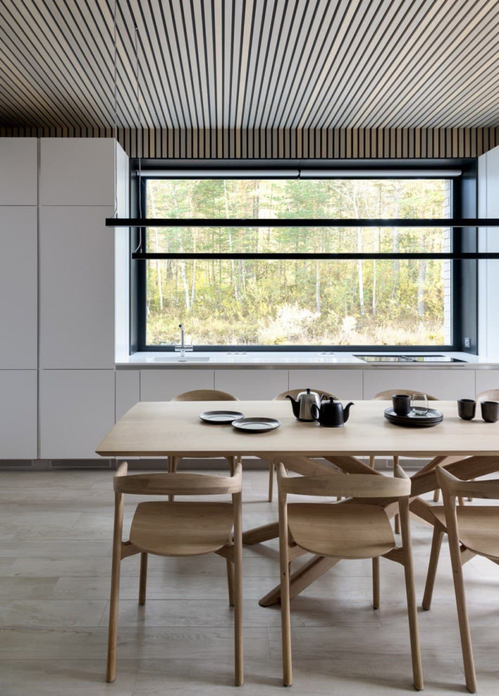 Источник вдохновения для домашнего уюта: прямая кухня в современном стиле с обеденным столом, плоскими фасадами и белыми фасадами без острова