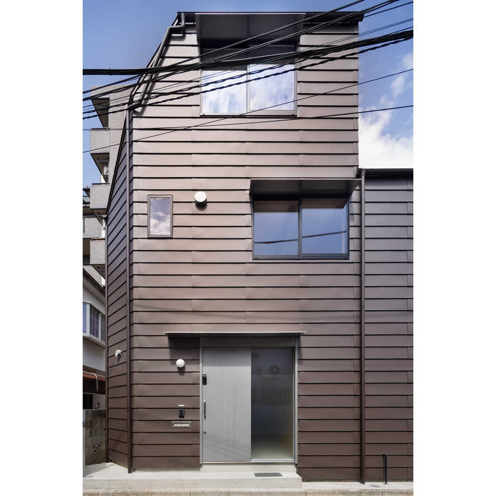 Идея дизайна: трехэтажный, коричневый частный загородный дом среднего размера в восточном стиле с облицовкой из металла, двускатной крышей, металлической крышей и коричневой крышей