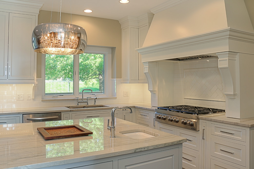 Transitional kitchen photo in Chicago