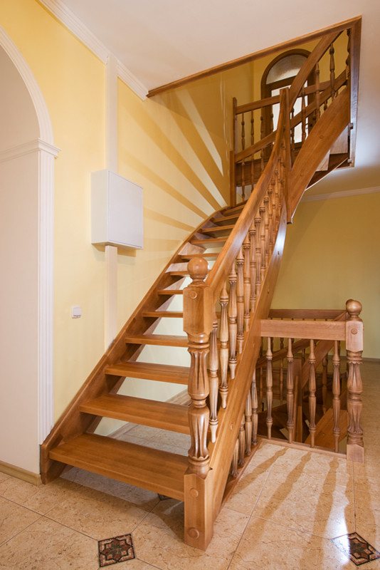 Лестница на тетивах с поворотом одна четверть.