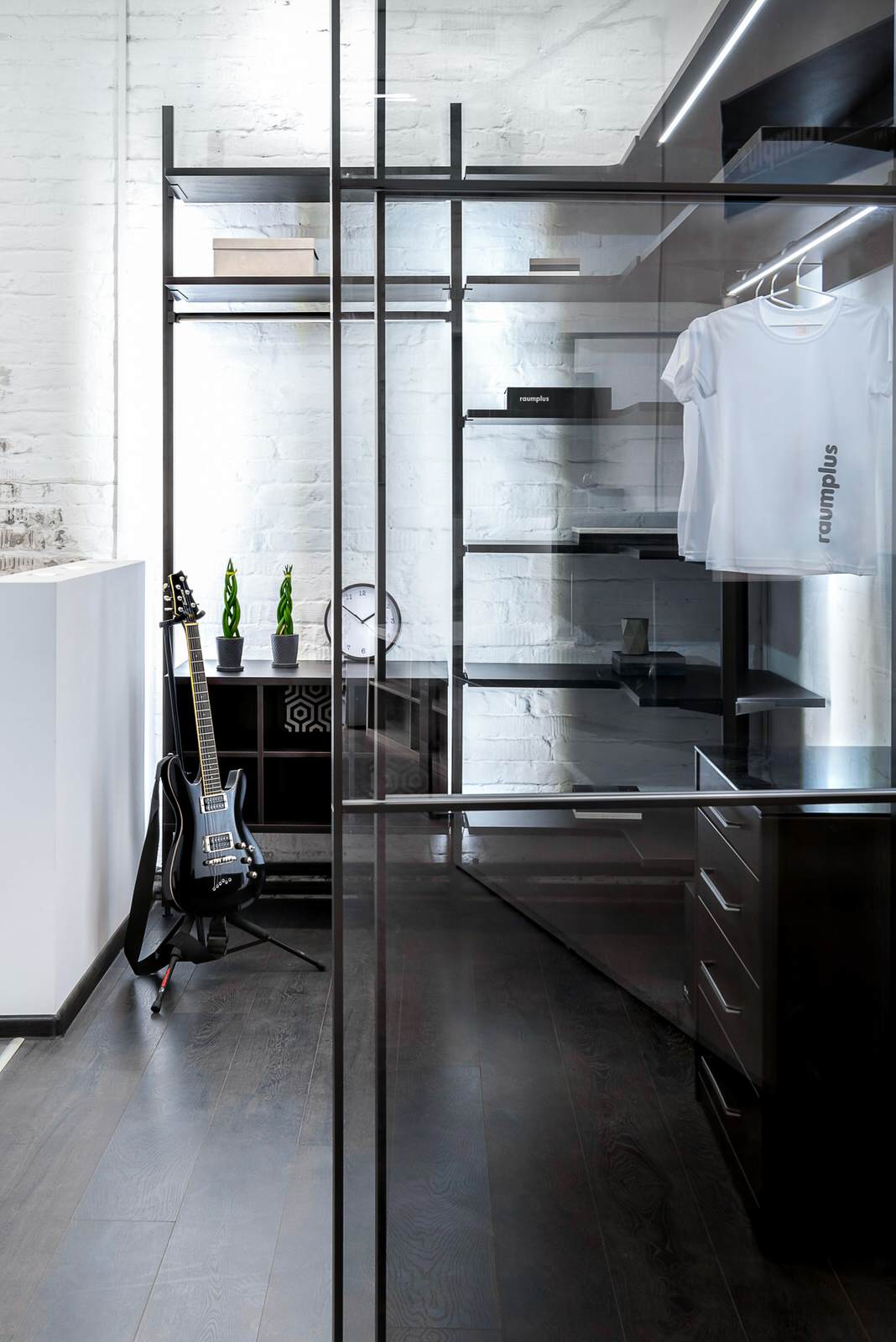 Гардеробная за раздвижными дверьми