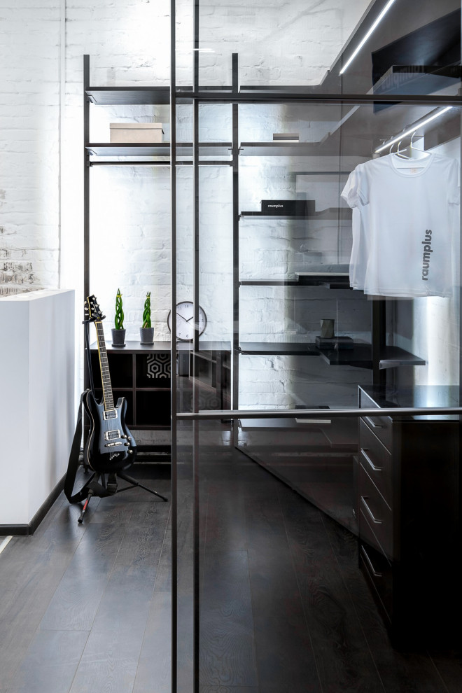 Гардеробная за раздвижными дверьми