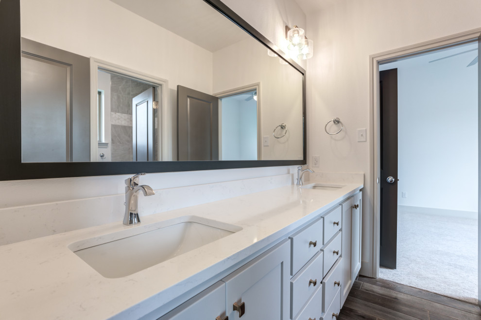 Example of a transitional home design design in Austin