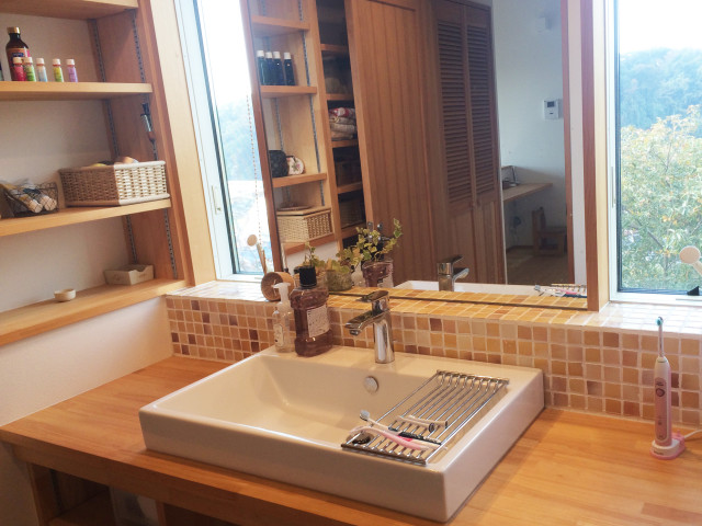 逗子の家／O邸 moderno-bagno-di-servizio