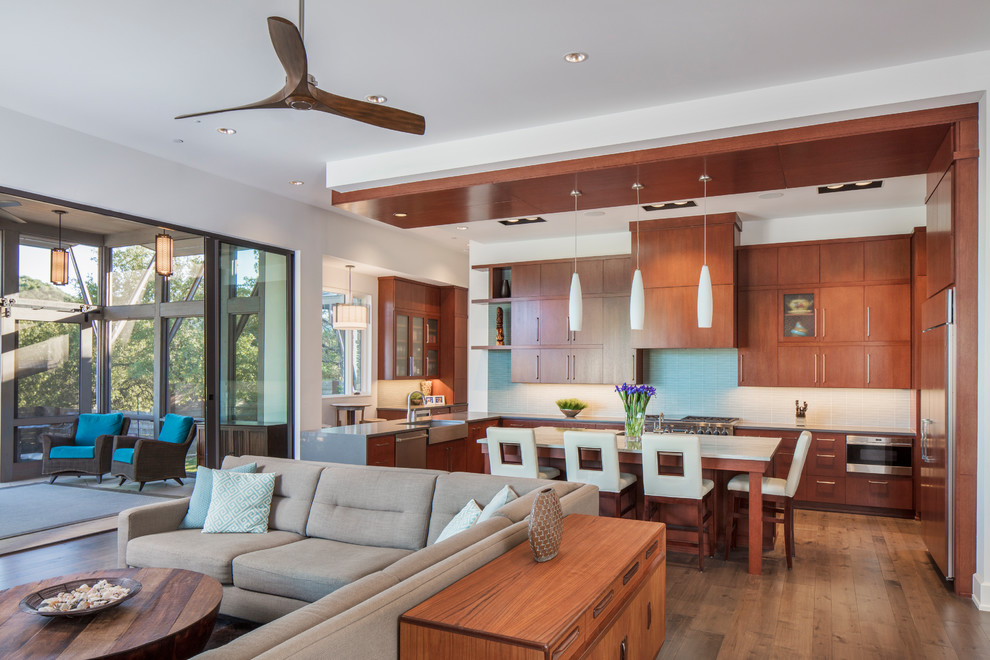 Example of a transitional home design design in Austin