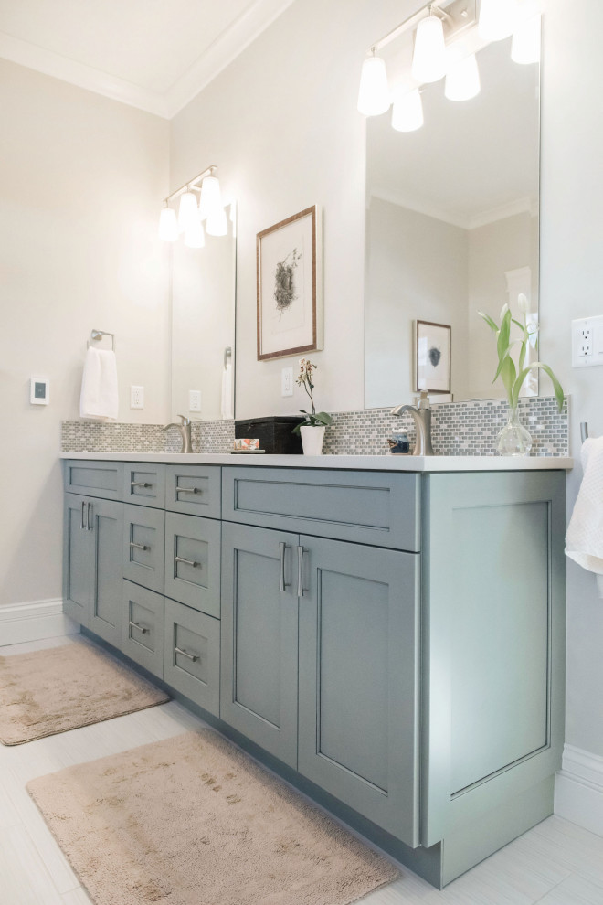 Example of a transitional home design design in Denver