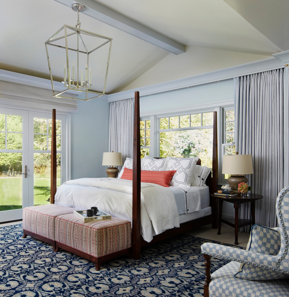 На фото: хозяйская спальня в классическом стиле с синими стенами, ковровым покрытием, разноцветным полом и сводчатым потолком