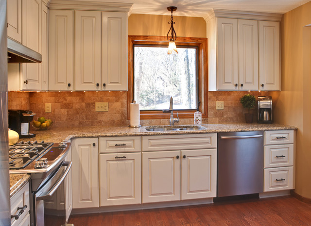 Maximizing a Small Kitchen Space Traditional Kitchen 
