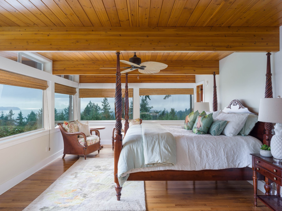 Bild på ett 50 tals sovrum, med ljust trägolv och en spiselkrans i trä