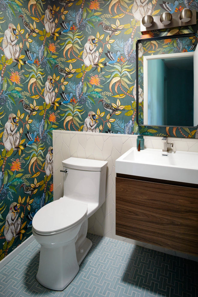 サンディエゴにあるミッドセンチュリースタイルのおしゃれなトイレ・洗面所 (フラットパネル扉のキャビネット、濃色木目調キャビネット、一体型トイレ	、白い洗面カウンター、フローティング洗面台、壁紙) の写真