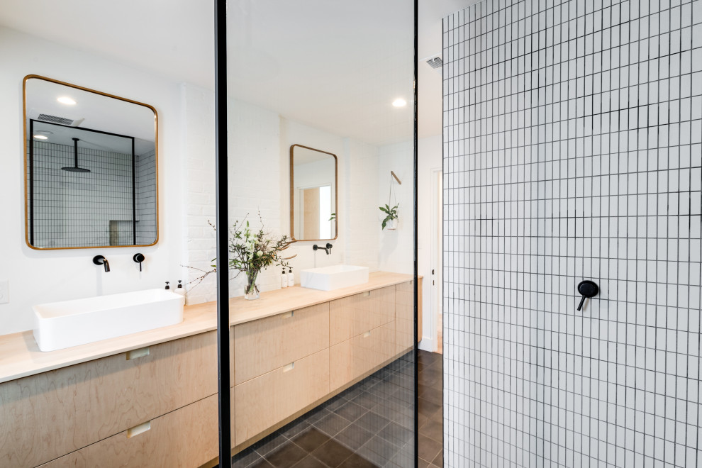 Idéer för ett mellanstort modernt vit en-suite badrum, med släta luckor, skåp i ljust trä, en kantlös dusch, vita väggar, klinkergolv i keramik, ett fristående handfat, grått golv och med dusch som är öppen