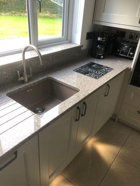 Compact Limestone Shaker Kitchen klassisk-koekken
