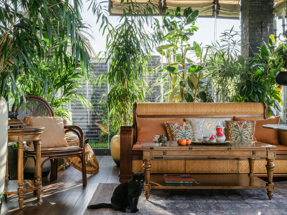 Inspiration pour un grand porche avec un mur végétal arrière traditionnel avec des pavés en béton, une extension de toiture et un garde-corps en verre.