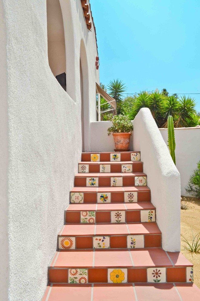 Diseño de escalera recta de estilo americano con escalones de terracota y contrahuellas de terracota