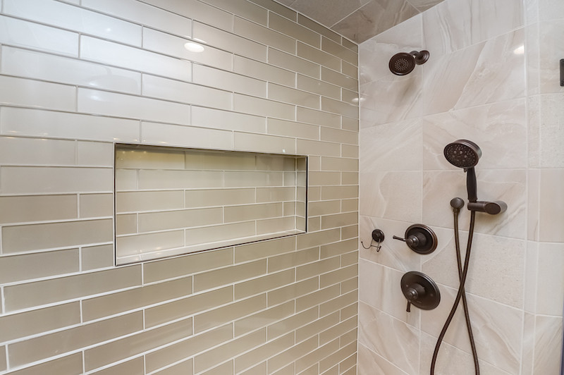 Foto di una stanza da bagno padronale minimal di medie dimensioni con doccia ad angolo, porta doccia a battente, un lavabo e mobile bagno incassato