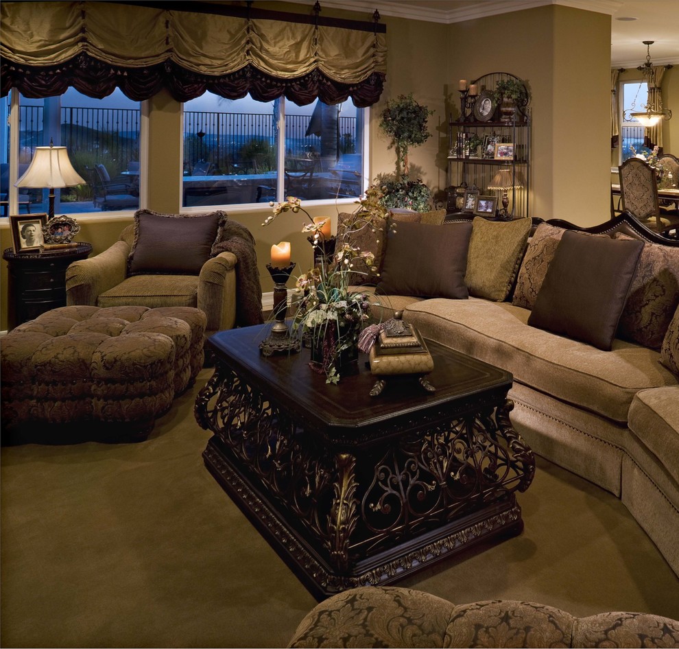 Example of a classic living room design in Orange County