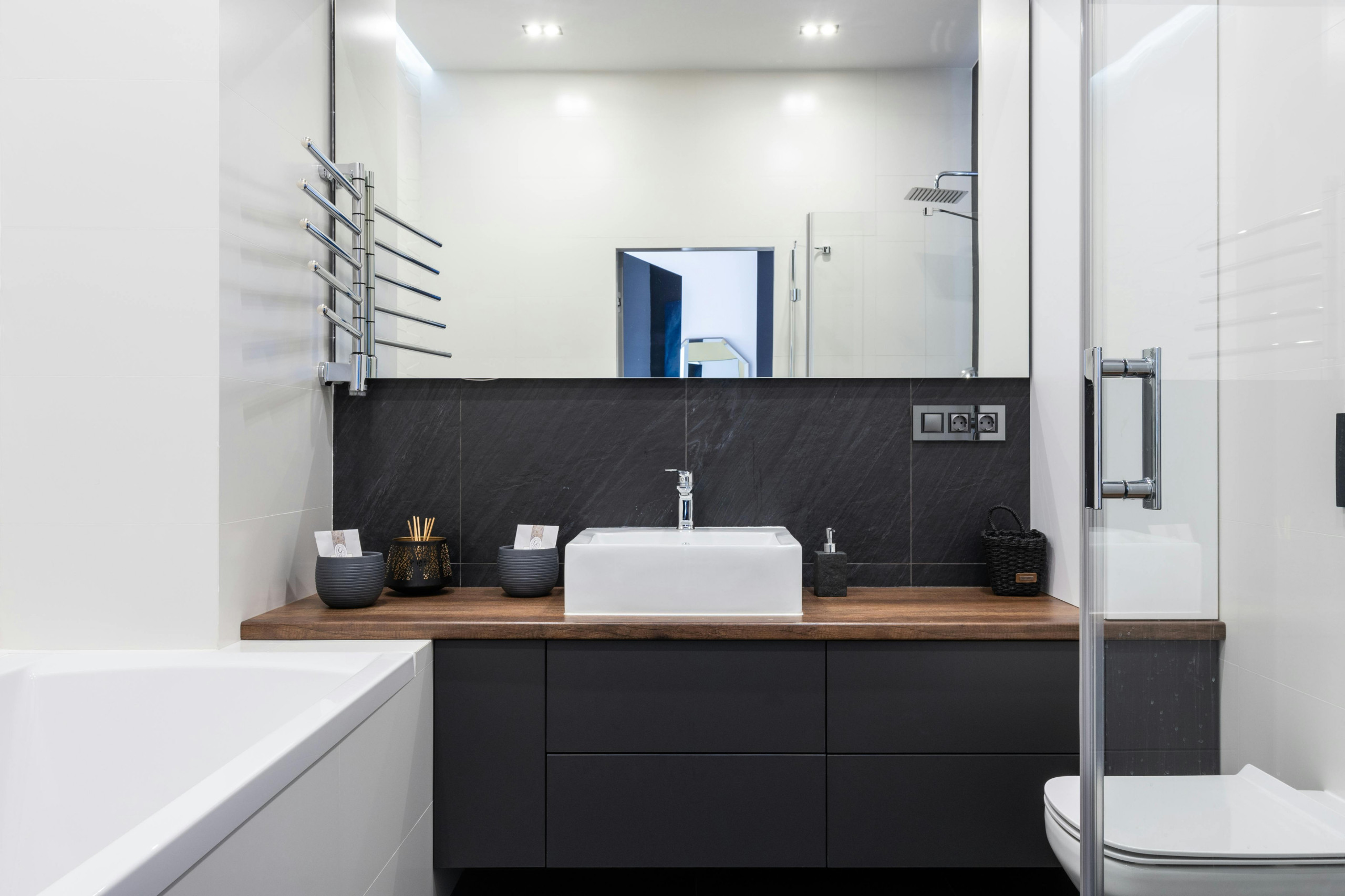 Example of a minimalist bathroom design
