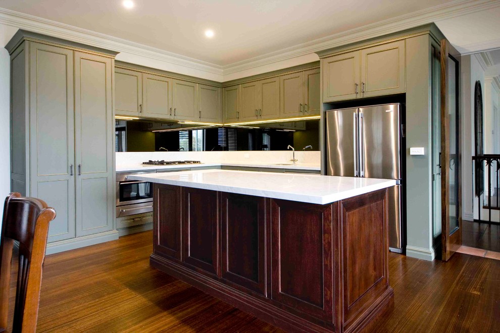Design ideas for a large traditional l-shaped open plan kitchen in Melbourne with a single-bowl sink, quartz benchtops, brown splashback, mirror splashback, stainless steel appliances, with island and white benchtop.