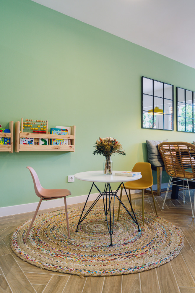 На фото: открытая гостиная комната среднего размера в стиле лофт с зелеными стенами, полом из керамической плитки, коричневым полом и ковром на полу без камина, телевизора с