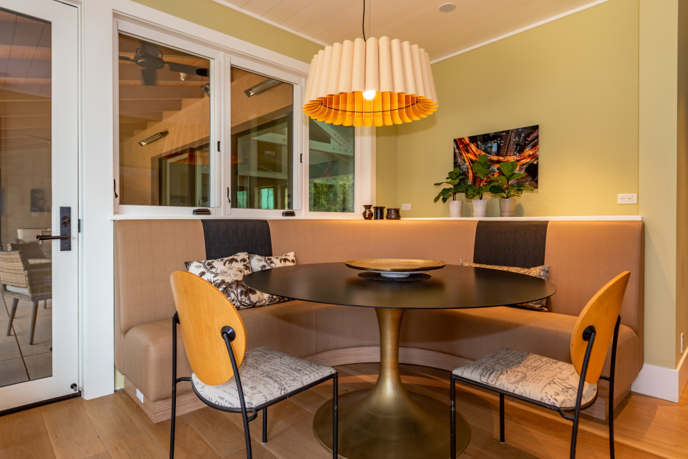 Geräumiges Modernes Esszimmer mit braunem Holzboden und gelbem Boden in San Francisco