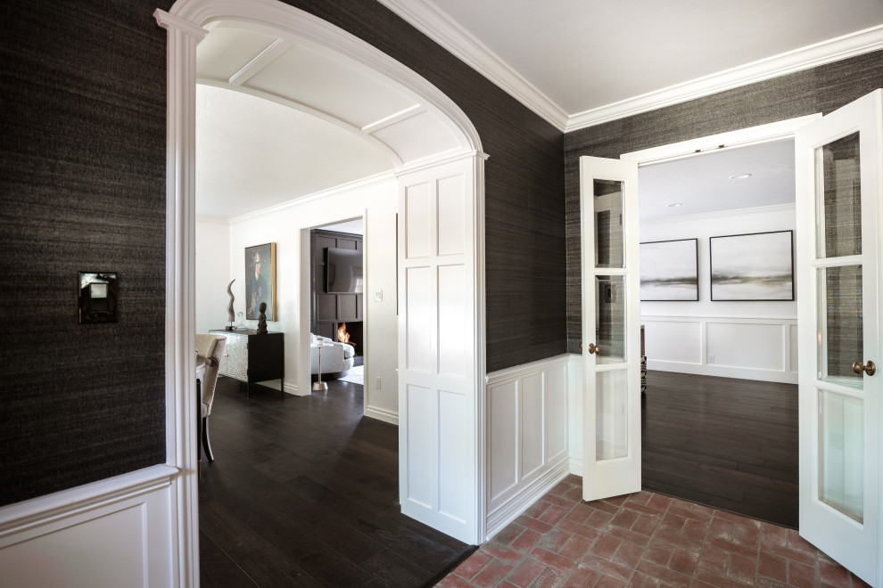 Стильный дизайн: фойе среднего размера в стиле неоклассика (современная классика) с черными стенами, кирпичным полом, одностворчатой входной дверью, черной входной дверью и обоями на стенах - последний тренд