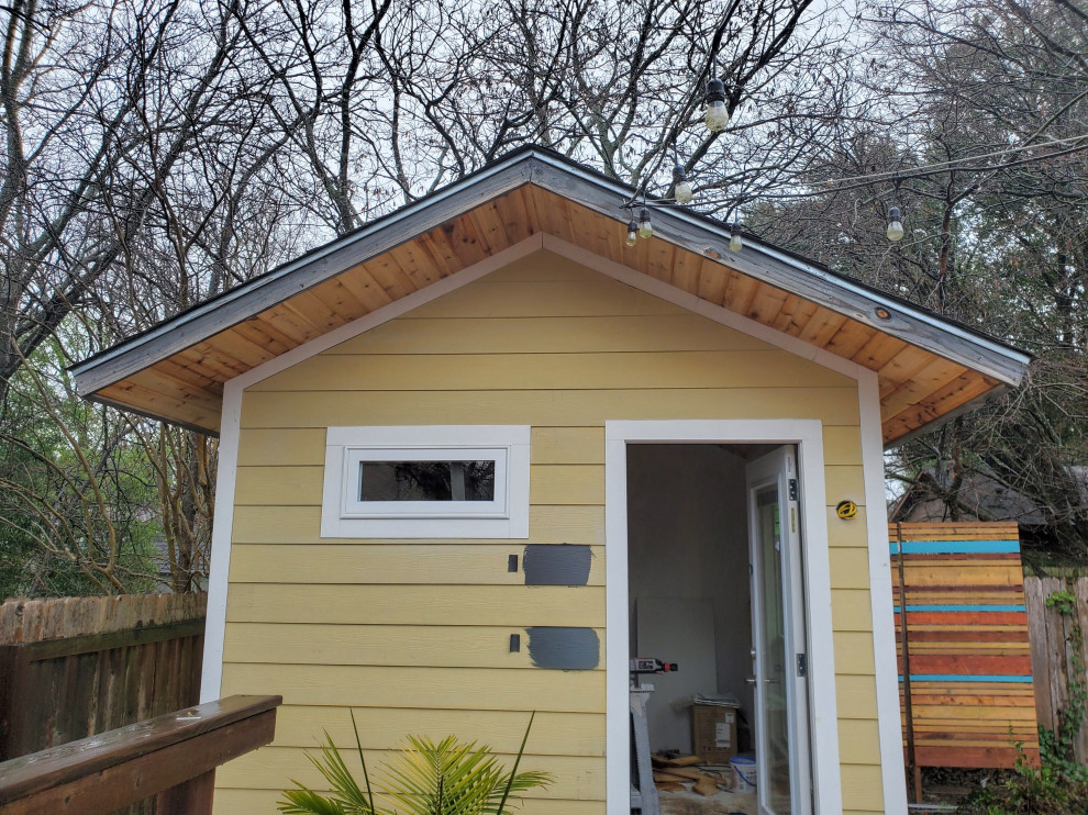 オースティンにあるミッドセンチュリースタイルのおしゃれな物置小屋・庭小屋の写真