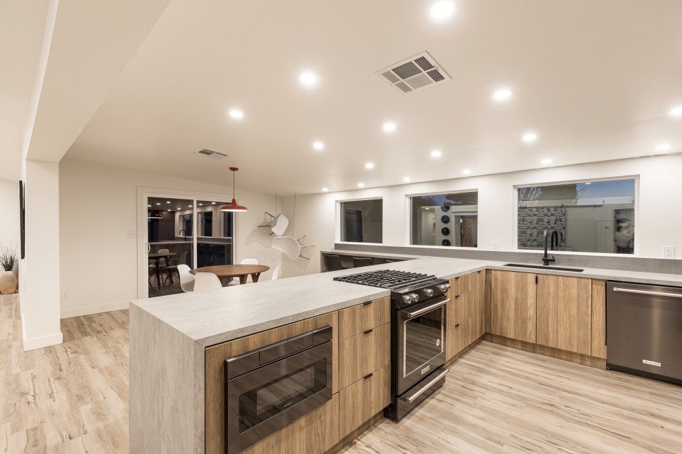 Example of a minimalist kitchen design in Phoenix