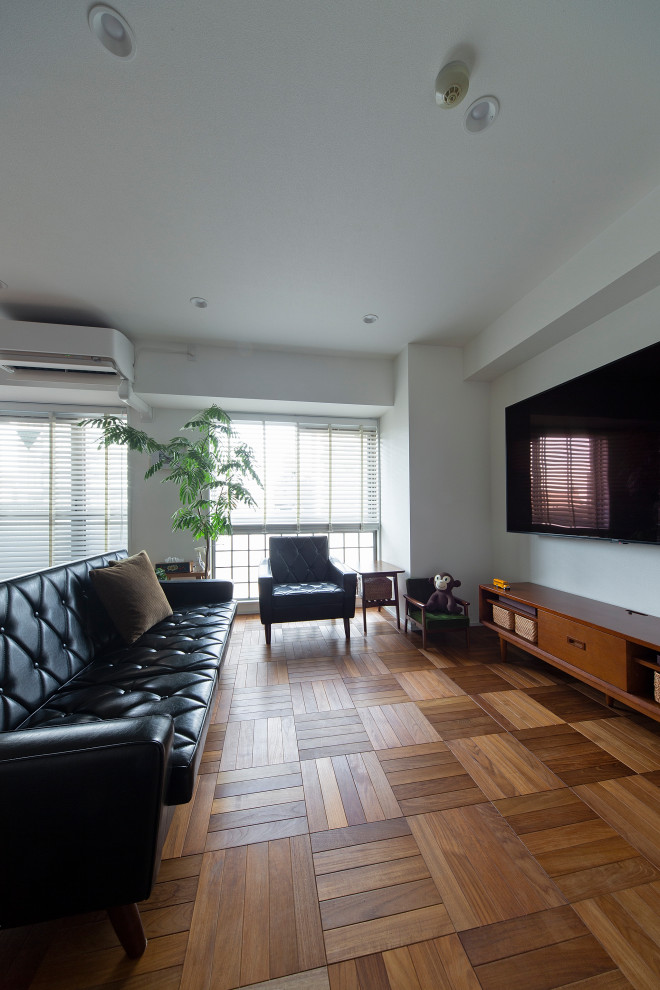 Esempio di un piccolo soggiorno moderno aperto con pareti bianche, pavimento in legno massello medio, nessun camino, TV a parete, pavimento marrone e soffitto in carta da parati