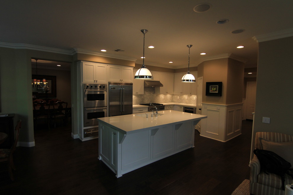 Eat-in kitchen - transitional l-shaped eat-in kitchen idea in Orange County with an undermount sink, shaker cabinets, white cabinets, quartz countertops and stainless steel appliances
