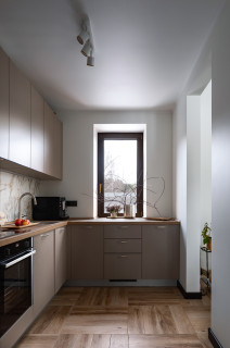 Какие цвета сочетаются с серым в интерьере кухни?