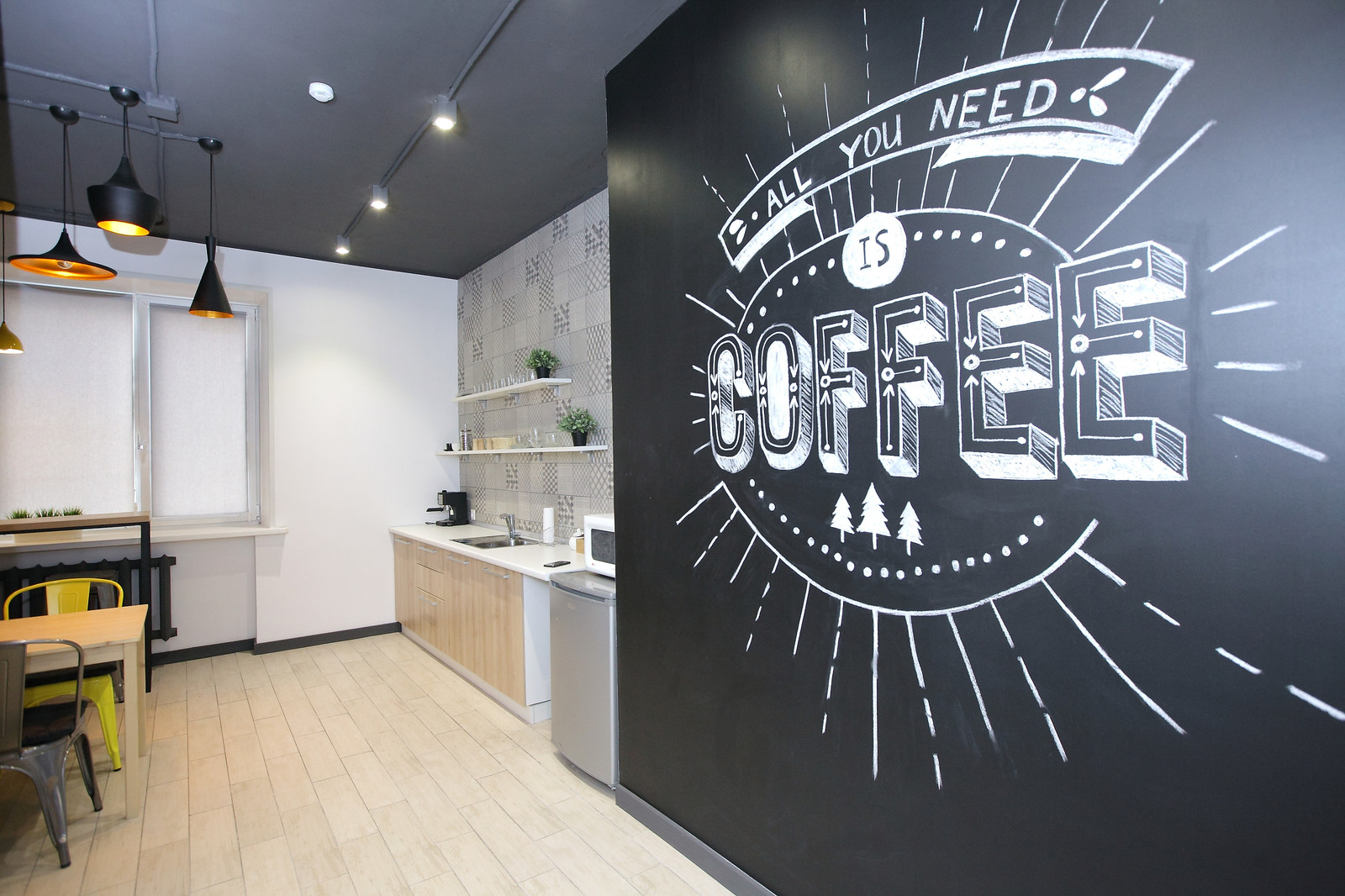 Кухня в стиле лофт с яркими акцентами