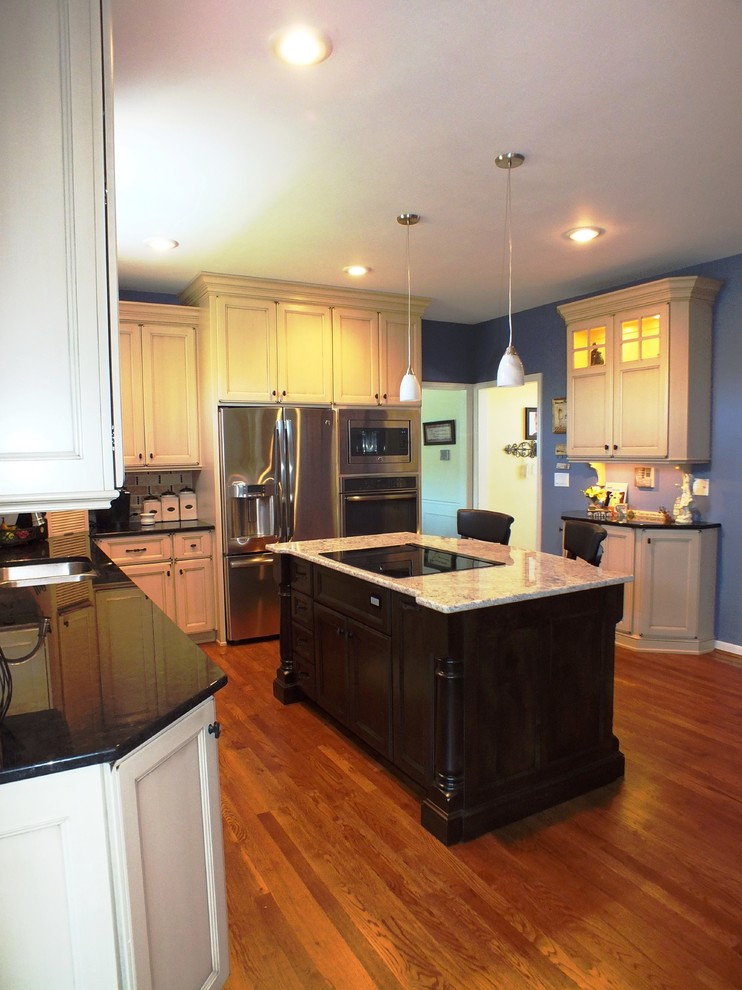 Example of a transitional kitchen design in Cincinnati