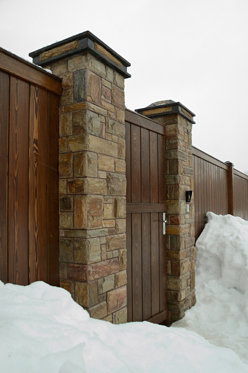 Забор из камня и дерева