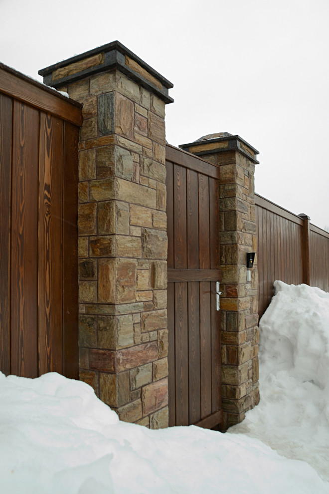 Забор из камня и дерева