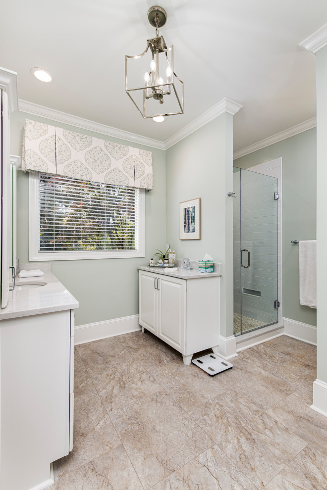 Imagen de cuarto de baño único clásico renovado con armarios con paneles con relieve, puertas de armario blancas, sanitario de una pieza y lavabo bajoencimera