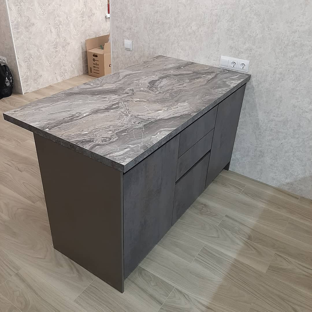 Темная П-образная кухня с полуостровом и фасадами под металл