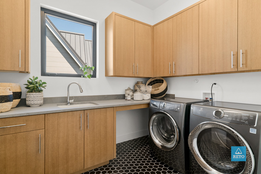 Design ideas for an asian laundry room in Portland.