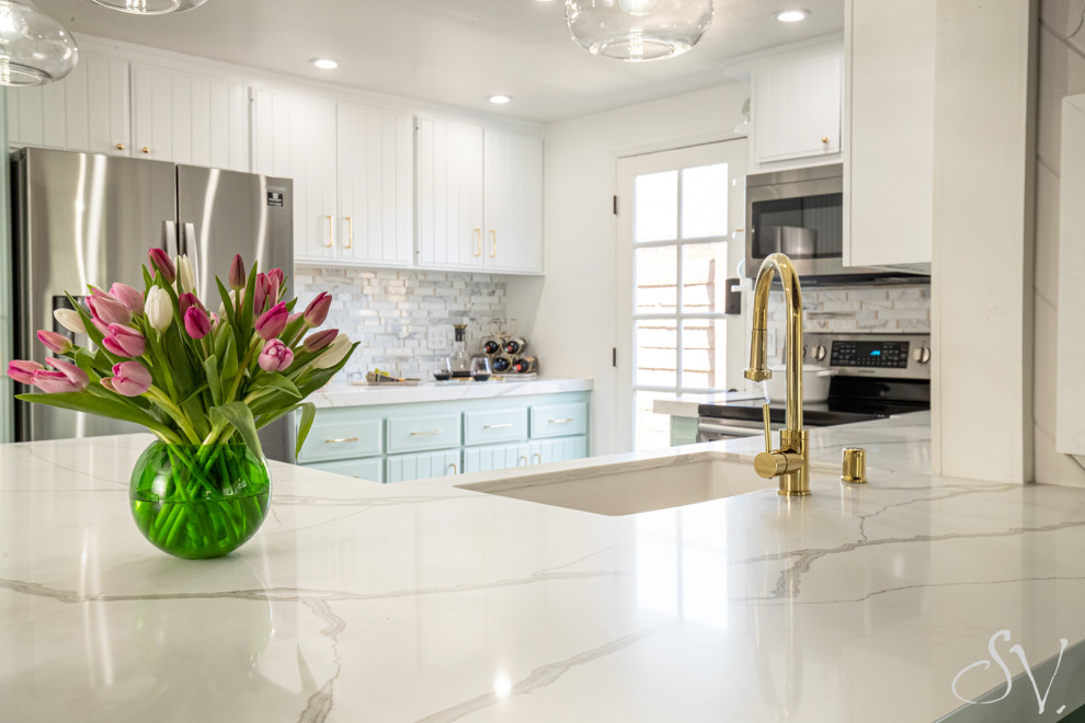 This is an example of a beach style kitchen in Orange County with an undermount sink, quartz benchtops and white benchtop.
