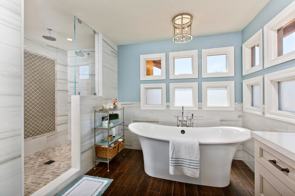 Inspiration för stora klassiska en-suite badrum, med luckor med infälld panel, vita skåp, ett fristående badkar, en öppen dusch, en vägghängd toalettstol, gul kakel, porslinskakel, blå väggar, klinkergolv i porslin, ett undermonterad handfat och bänkskiva i kvarts