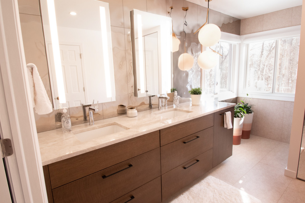 Стильный дизайн: ванная комната в современном стиле с фасадами цвета дерева среднего тона, зеркальной плиткой, столешницей из гранита, бежевой столешницей, тумбой под две раковины и встроенной тумбой - последний тренд