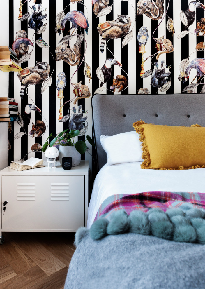 Идея дизайна: гостевая спальня среднего размера, (комната для гостей) в стиле фьюжн с разноцветными стенами и обоями на стенах