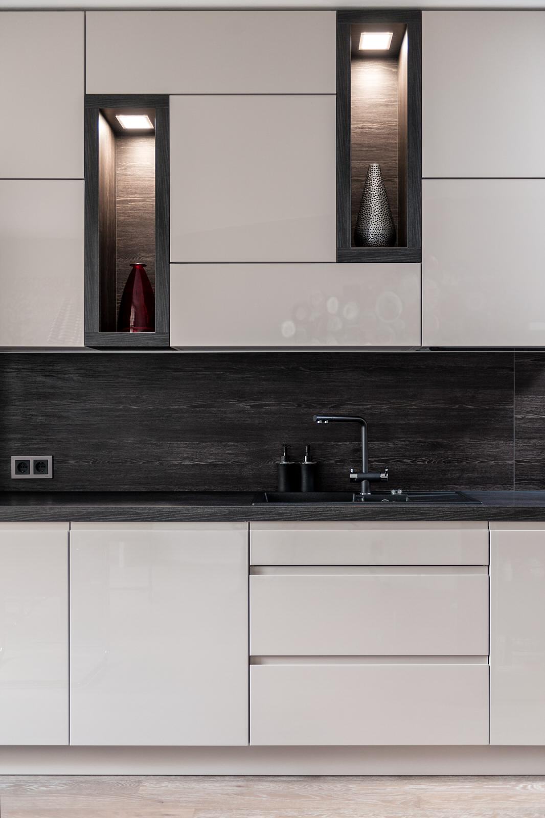 Яркий серый