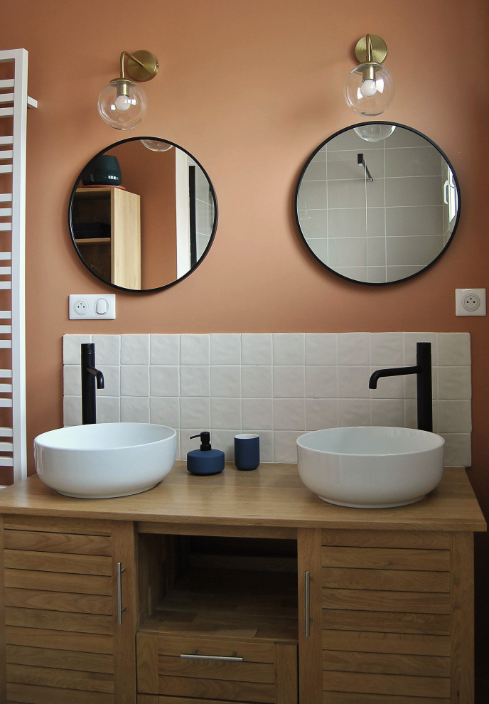 Inredning av ett minimalistiskt mellanstort en-suite badrum, med skåp i ljust trä, en öppen dusch, vit kakel, keramikplattor, orange väggar, klinkergolv i keramik, ett nedsänkt handfat, träbänkskiva och flerfärgat golv